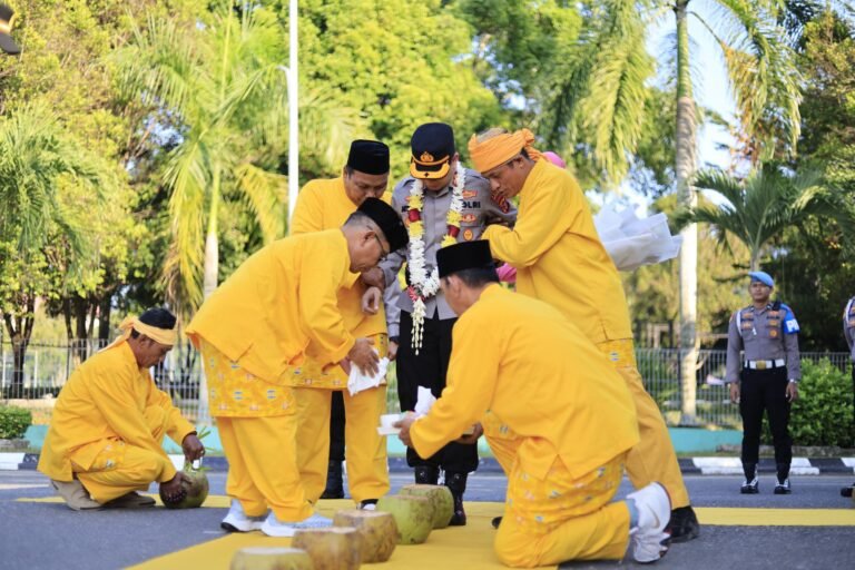 Tradisi Tepung Tawar Warnai Penyambutan Kapolres Kutai Timur AKBP Aryansyah
